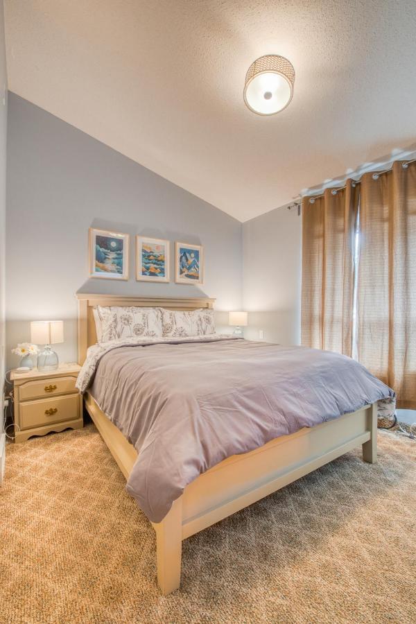 Beautiful Newly Reno 2Bdm 2 Bth Sleep Up To 6 Adults & Kids Mountain View Townhouse Suite كانمور المظهر الخارجي الصورة