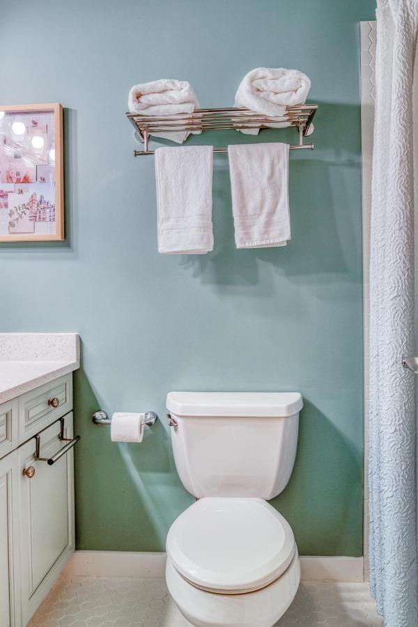 Beautiful Newly Reno 2Bdm 2 Bth Sleep Up To 6 Adults & Kids Mountain View Townhouse Suite كانمور المظهر الخارجي الصورة