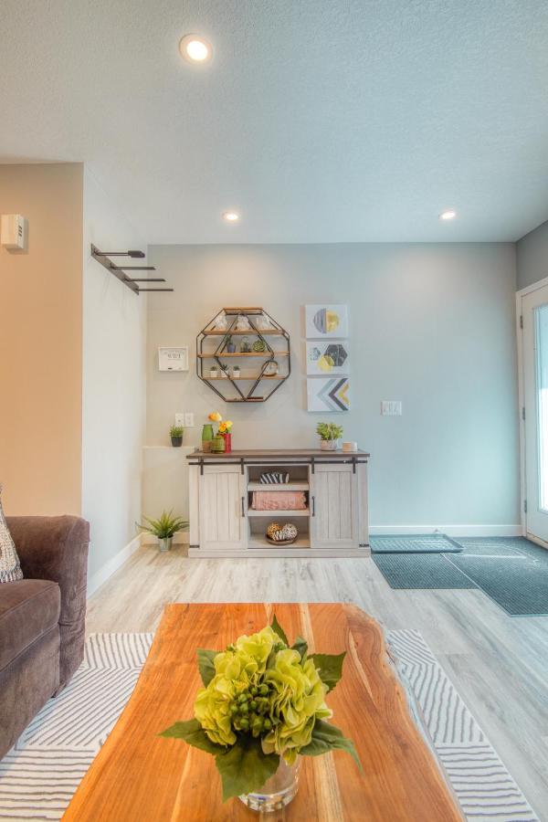 Beautiful Newly Reno 2Bdm 2 Bth Sleep Up To 6 Adults & Kids Mountain View Townhouse Suite كانمور المظهر الخارجي الصورة
