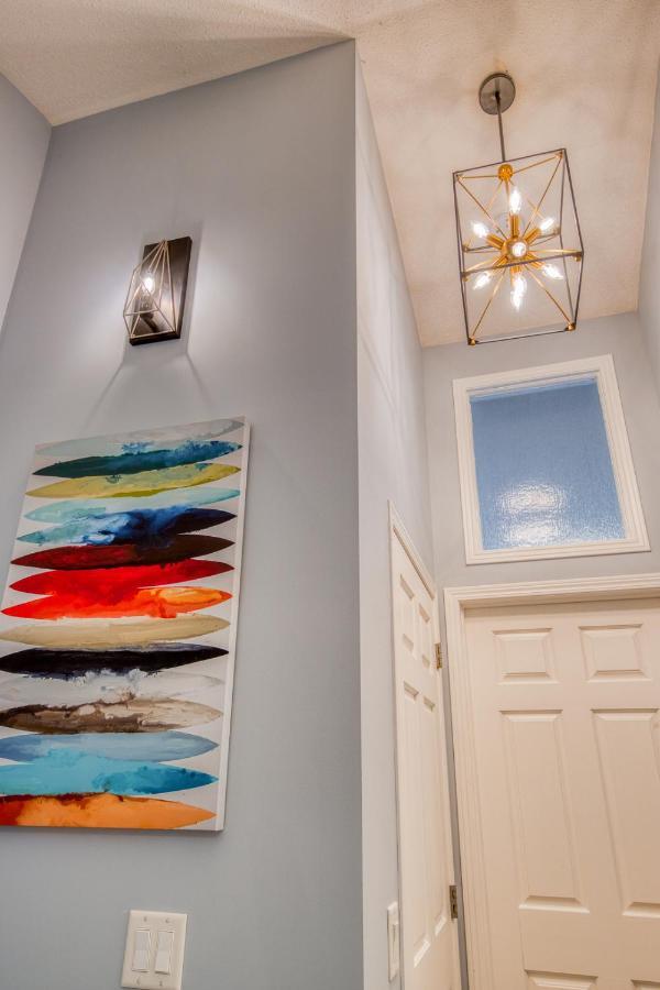 Beautiful Newly Reno 2Bdm 2 Bth Sleep Up To 6 Adults & Kids Mountain View Townhouse Suite كانمور المظهر الخارجي الصورة