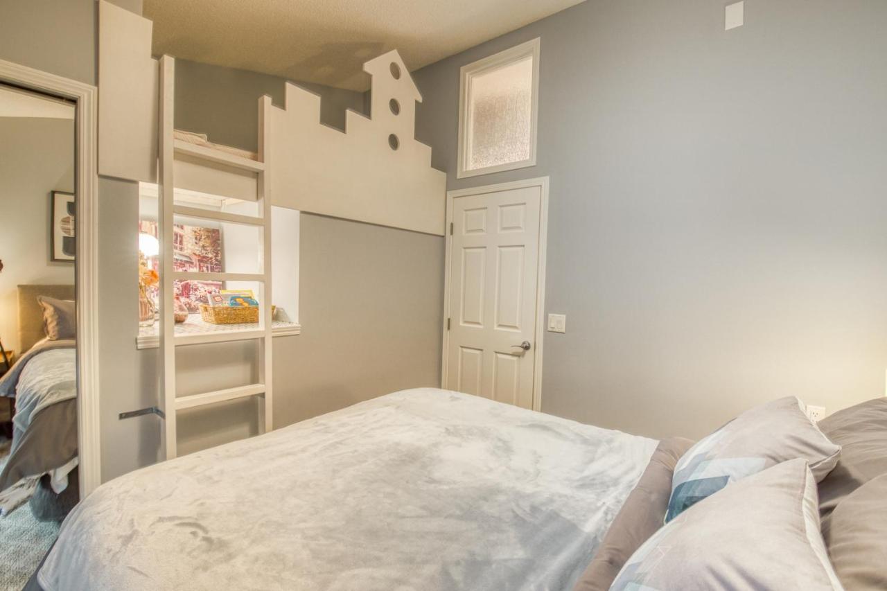 Beautiful Newly Reno 2Bdm 2 Bth Sleep Up To 6 Adults & Kids Mountain View Townhouse Suite كانمور المظهر الخارجي الصورة