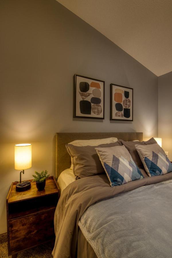 Beautiful Newly Reno 2Bdm 2 Bth Sleep Up To 6 Adults & Kids Mountain View Townhouse Suite كانمور المظهر الخارجي الصورة