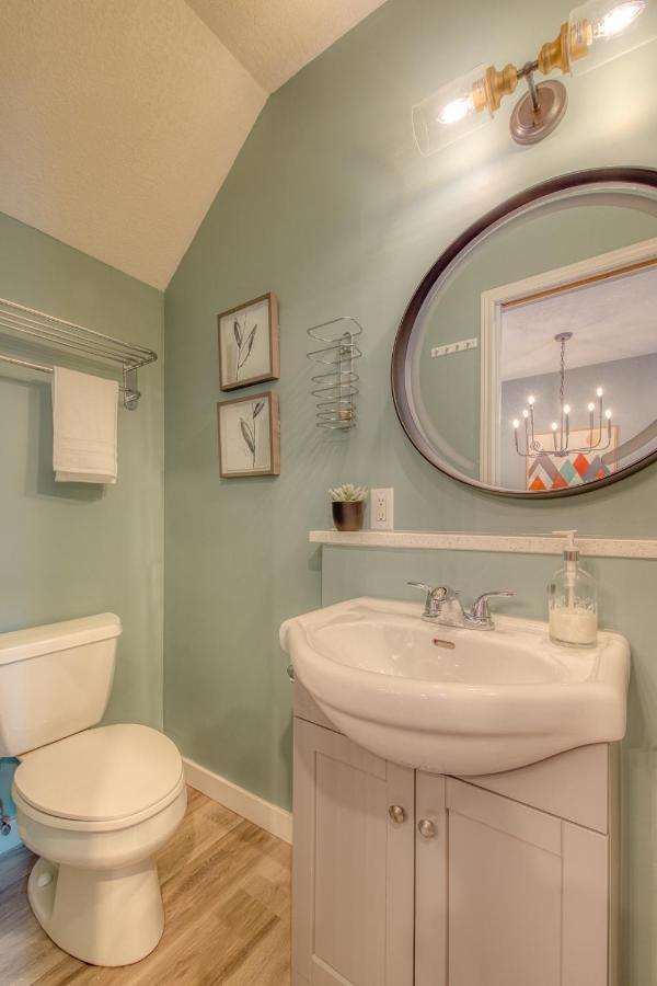 Beautiful Newly Reno 2Bdm 2 Bth Sleep Up To 6 Adults & Kids Mountain View Townhouse Suite كانمور المظهر الخارجي الصورة