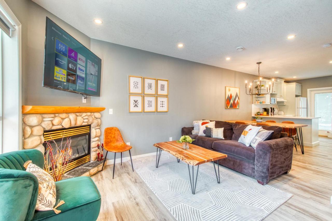 Beautiful Newly Reno 2Bdm 2 Bth Sleep Up To 6 Adults & Kids Mountain View Townhouse Suite كانمور المظهر الخارجي الصورة