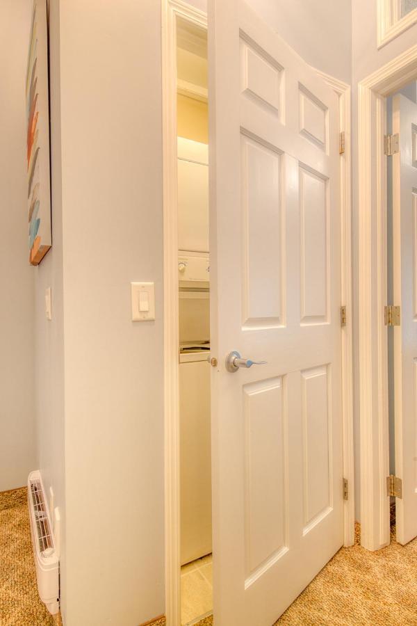 Beautiful Newly Reno 2Bdm 2 Bth Sleep Up To 6 Adults & Kids Mountain View Townhouse Suite كانمور المظهر الخارجي الصورة