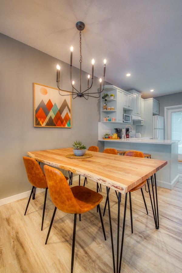 Beautiful Newly Reno 2Bdm 2 Bth Sleep Up To 6 Adults & Kids Mountain View Townhouse Suite كانمور المظهر الخارجي الصورة